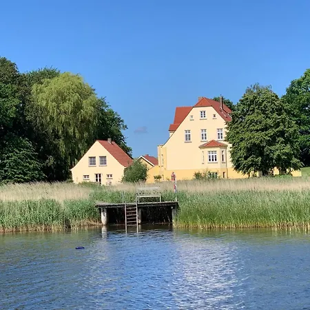 In Der Ersten Etage Des Herrenhauses By Interhome Διαμέρισμα Neuenkirchen (Landhagen)